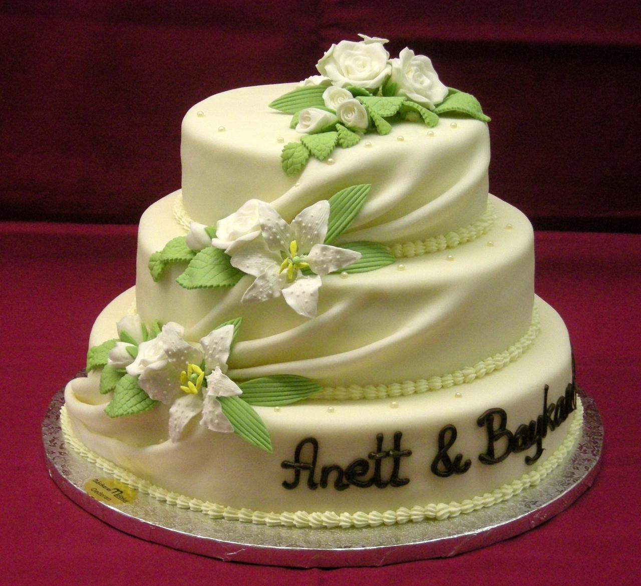 H.A.18 Hochzeits- Aufsatztorte in wei&szlig;