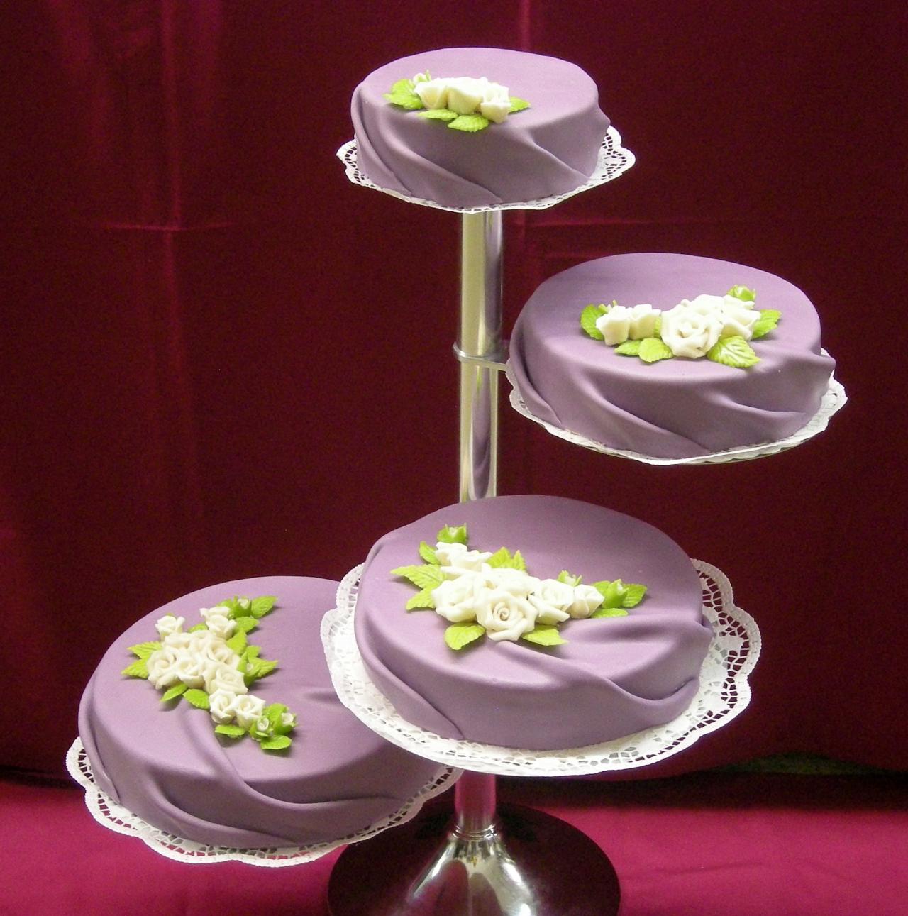 H.E.35 Hochzeits- Etagentorte in Lila